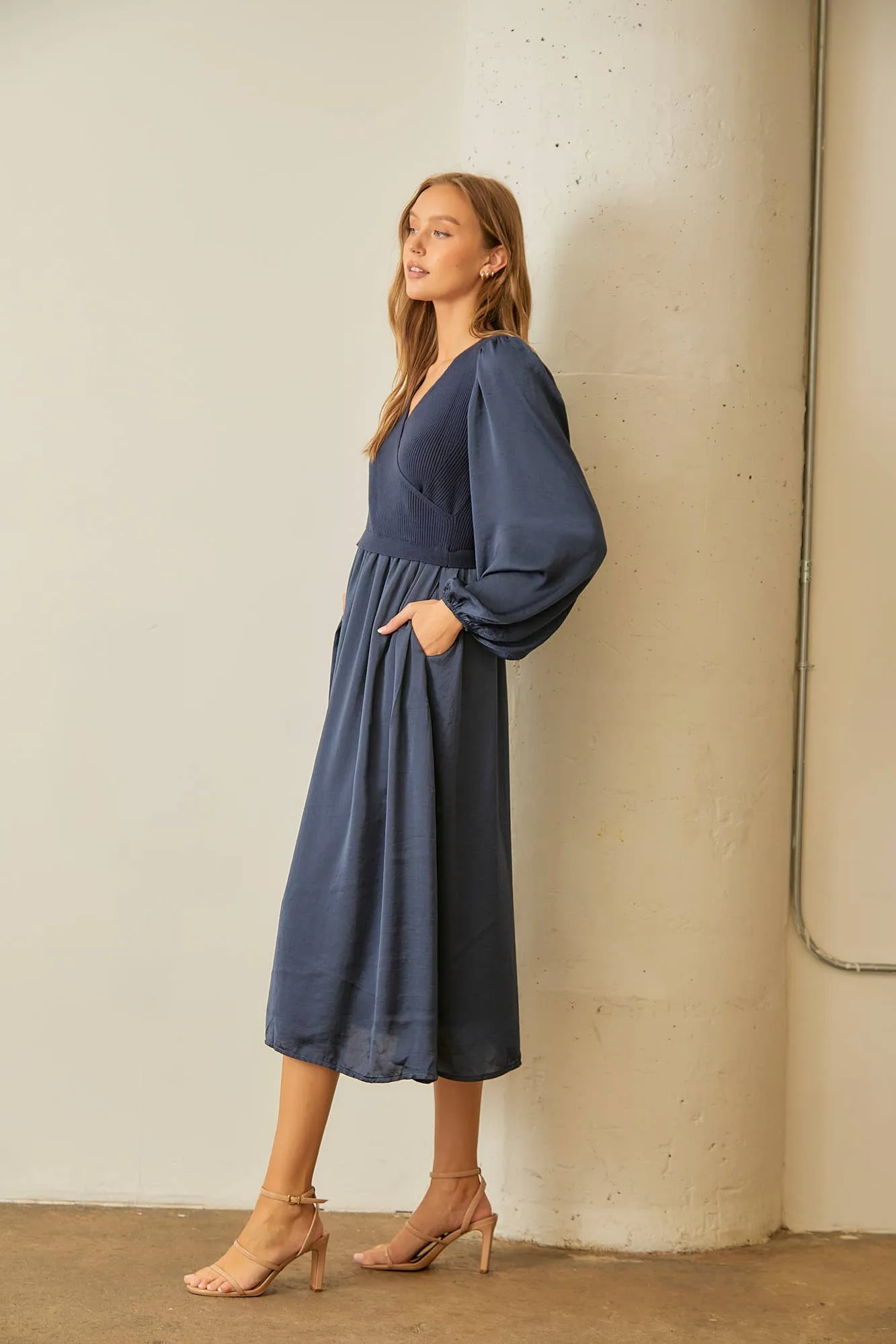 V-NECK SWEATER MAXI DRESS