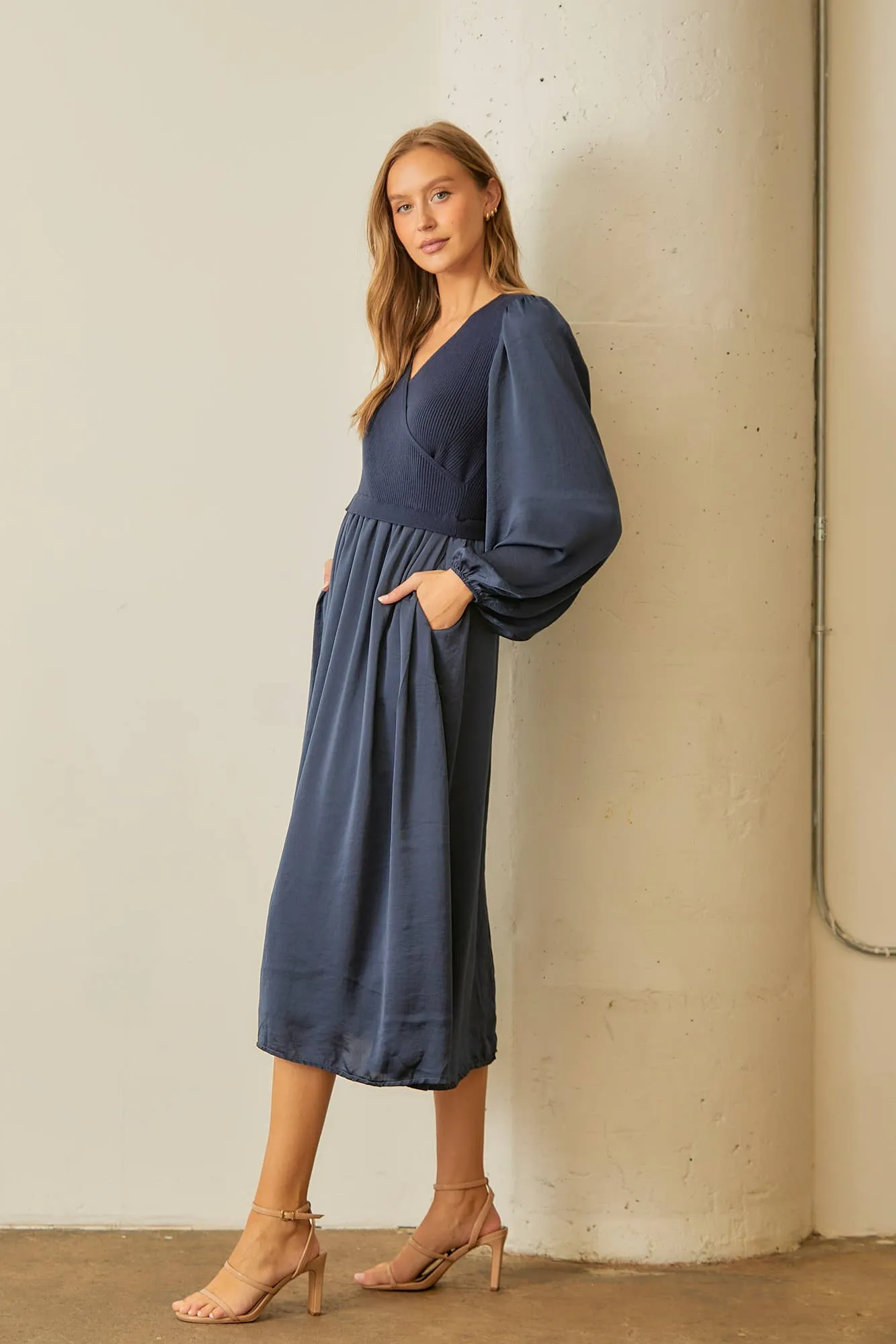 V-NECK SWEATER MAXI DRESS